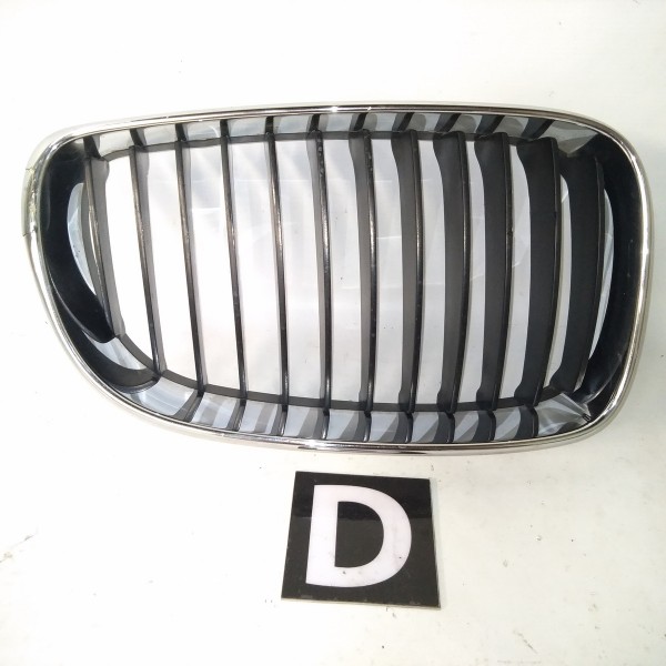 Grade Dianteira Direita Bmw 118 E87 2004 2011 Detalhe  Brilhante