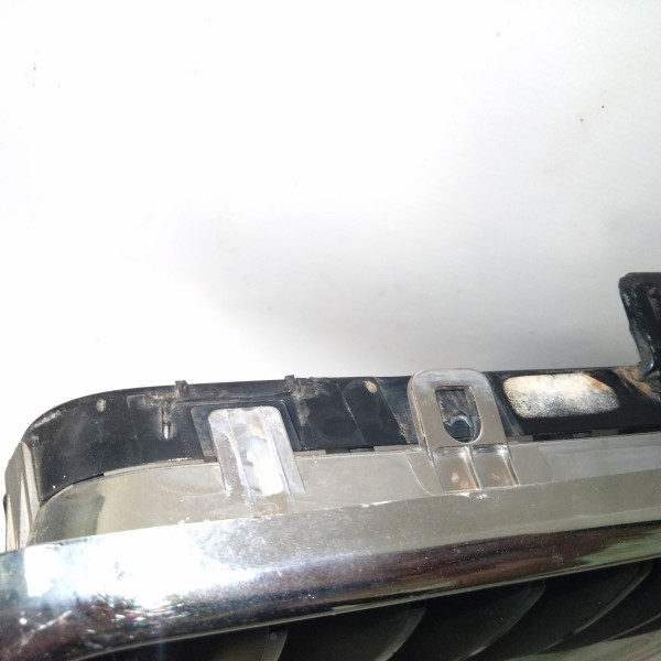 Grade Dianteira Direita Bmw 118 E87 2004 2011 Detalhe  Brilhante