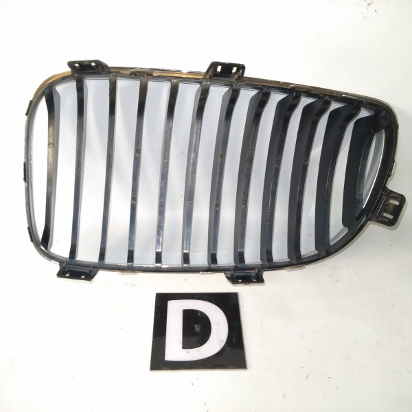 Grade Dianteira Direita Bmw 118 E87 2004 2011 Detalhe  Brilhante