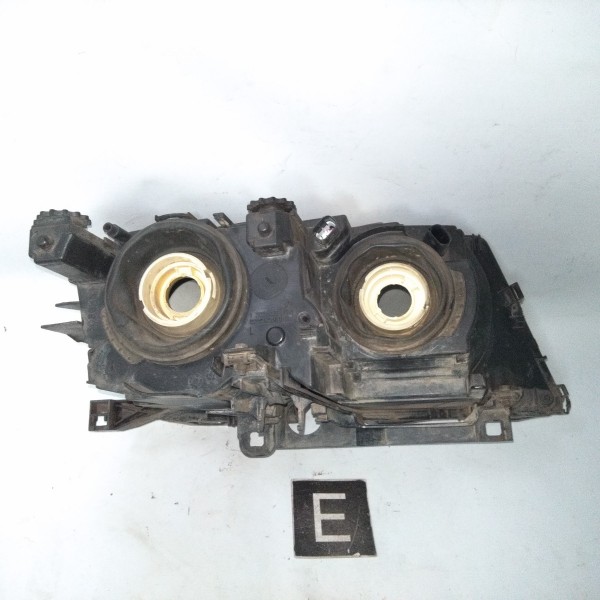 Farol Dianteiro Esquerdo Bmw E46 320/30(detalhe)