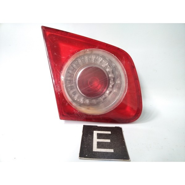 Lanterna Tampa Traseira Esquerda Vw Jetta 2007-2010 Detalhe Direito